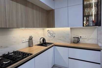 Кухня Ария87 (с витриной и третьим ярусом)